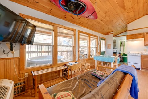 Cabin w/ Hot Tub - Near Nantahala Outdoor Center! Apartment in Fontana Lake