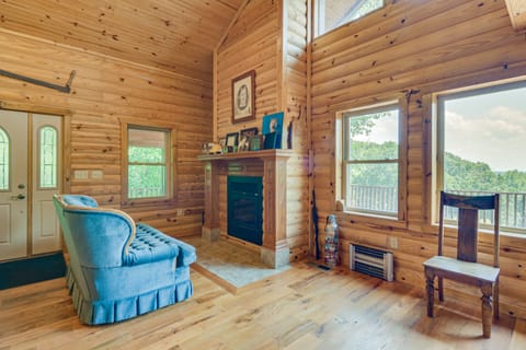 Spacious Log Cabin in Fairland, 1 Mi to Grand Lake House in Ozark Mountains