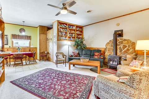 La Crescent Cottage on Minnesota Bluffs w/ View! Cottage in Wisconsin