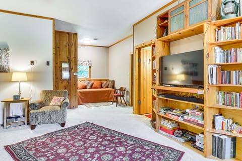 La Crescent Cottage on Minnesota Bluffs w/ View! Cottage in Wisconsin