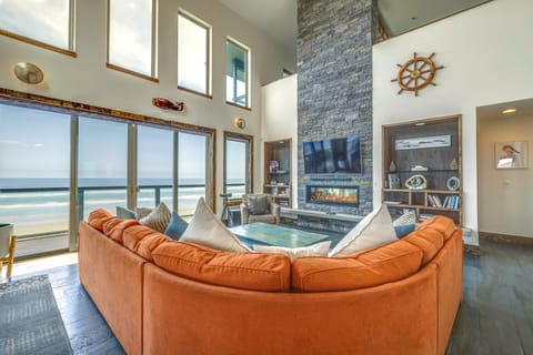 Oceanfront Home w/ Hot Tub, Sauna, 8 Mi to Newport House in Oregon
