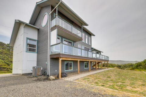 Oceanfront Home w/ Hot Tub, Sauna, 8 Mi to Newport House in Oregon