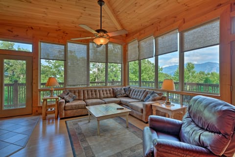 Mtn-View Cabin w/ Private Hot Tub in Gatlinburg! House in Gatlinburg