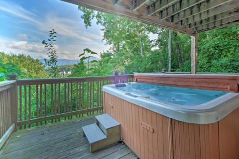 Mtn-View Cabin w/ Private Hot Tub in Gatlinburg! House in Gatlinburg