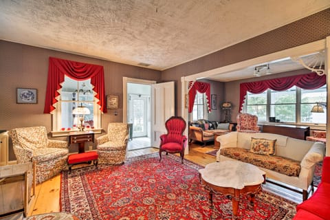 ‘Bellows Place’ Chateaugay Lake Retreat w/ 2 Docks House in Bellmont