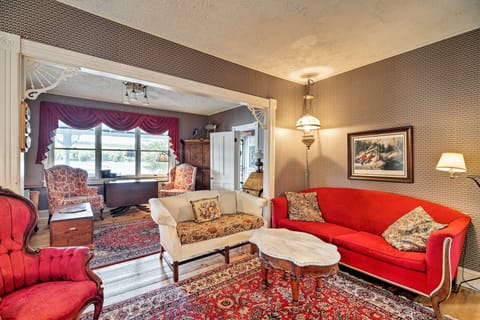 ‘Bellows Place’ Chateaugay Lake Retreat w/ 2 Docks House in Bellmont