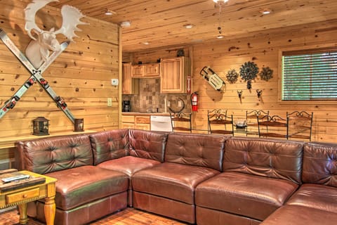 2 Mi to Town! Gatlinburg Chalet w/ Hot Tub Cottage in Gatlinburg