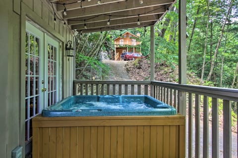 2 Mi to Town! Gatlinburg Chalet w/ Hot Tub Cottage in Gatlinburg