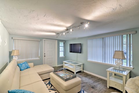 Updated Rustic Yankeetown Home w/ Lanai & Dock House in Florida