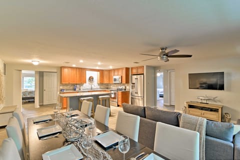 Updated Rustic Yankeetown Home w/ Lanai & Dock House in Florida