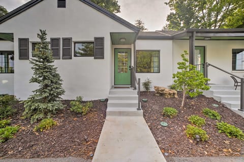 Fire Pit Access: Cozy Dtwn Branson Cottage! Cottage in Hollister