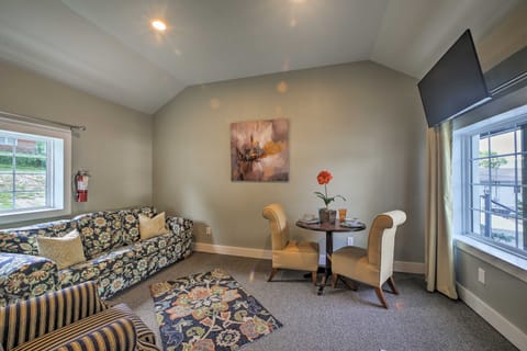 Fire Pit Access: Cozy Dtwn Branson Cottage! Cottage in Hollister