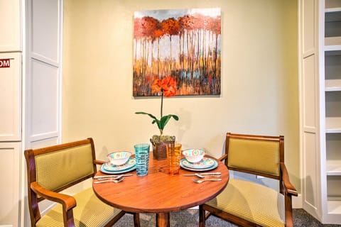 Steps to Branson Landing: Cozy Downtown Cottage! Cottage in Hollister