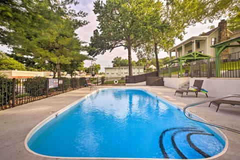 Steps to Branson Landing: Cozy Downtown Cottage! Cottage in Hollister