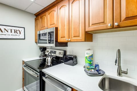 Walk to Town! Gatlinburg Condo w/ Mountain Views Apartment in Gatlinburg