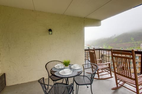 Walk to Town! Gatlinburg Condo w/ Mountain Views Apartment in Gatlinburg