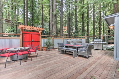 Redwoods Cabin w/ Hot Tub: Walk to Russian River! House in Russian River