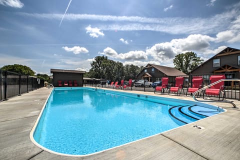 Little Indian Resort Cabin: Pool + Walk to Lake! House in Table Rock Lake