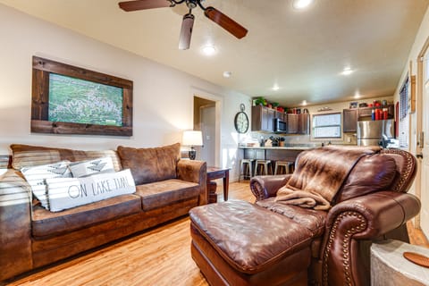 Little Indian Resort Cabin: Pool + Walk to Lake! House in Table Rock Lake