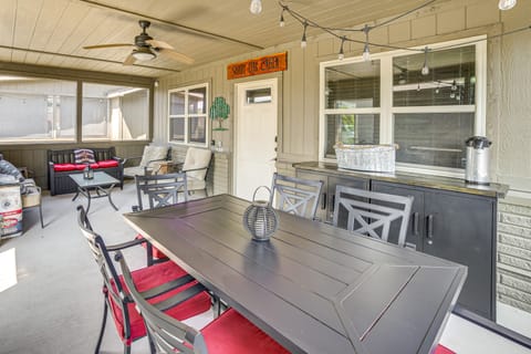 Little Indian Resort Cabin: Pool + Walk to Lake! House in Table Rock Lake