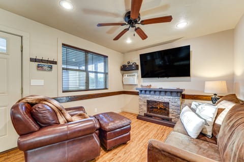 Little Indian Resort Cabin: Pool + Walk to Lake! House in Table Rock Lake