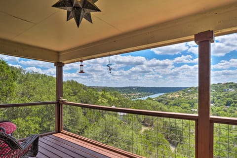2 Furnished Decks & Lake Views: Austin Escape House in Lake Austin