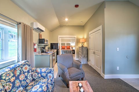 2 Mi to Branson Strip: Cozy Cottage w/ Fire Pit! Cottage in Hollister