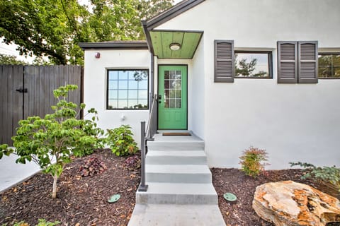 2 Mi to Branson Strip: Cozy Cottage w/ Fire Pit! Cottage in Hollister