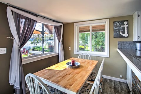 Modern Lake Lawrence Retreat w/ a Deck & Dock! House in Washington