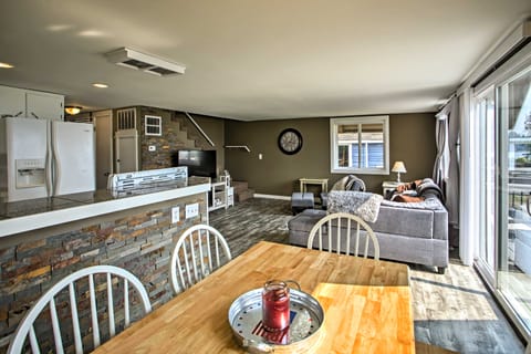 Modern Lake Lawrence Retreat w/ a Deck & Dock! House in Washington