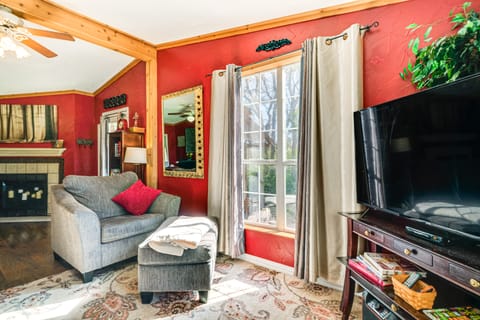 College Station Getaway w/ Hot Tub & Courtyard! House in College Station