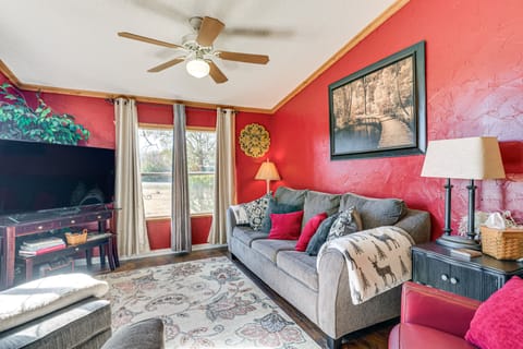 College Station Getaway w/ Hot Tub & Courtyard! House in College Station