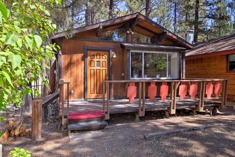 Cozy Cabin w/ Deck & Fireplace in Big Bear! House in Big Bear