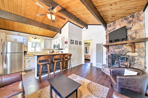Cozy Cabin w/ Deck & Fireplace in Big Bear! House in Big Bear