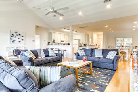 Pool, Fire Pit & Tennis Court: Gem in Bay St Louis House in Mississippi