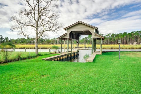 Pool, Fire Pit & Tennis Court: Gem in Bay St Louis House in Mississippi