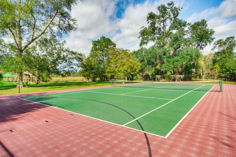 Pool, Fire Pit & Tennis Court: Gem in Bay St Louis House in Mississippi