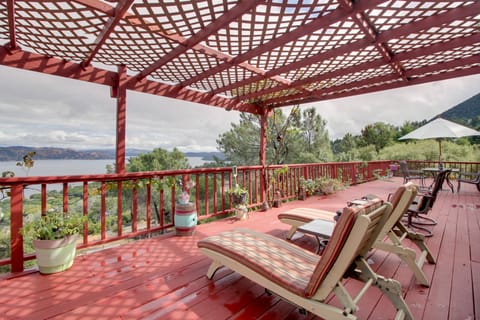 Spacious Kelseyville Home w/ Large Lakefront Deck! House in Clear Lake