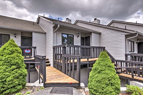 Year-Round Fun in Beech Mountain! Condo w/ Balcony Apartment in Beech Mountain