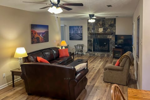 Creekfront Cabin Near Chattanooga w/ Hot Tub! House in Chattanooga