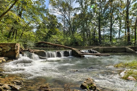 Ooltewah Cabin w/ Grill, Pool Table & Porch! House in Chattanooga