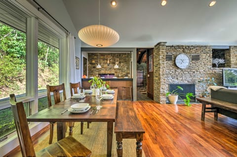 Luxury Lodge on 45 Acres: Patio, Deck & Views! House in Buncombe County