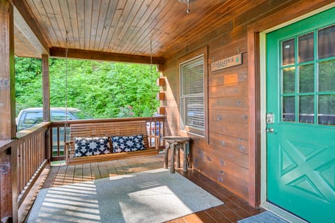 Pet-Friendly Bryson City Cabin w/ Fire Pit + Deck! House in Tennessee