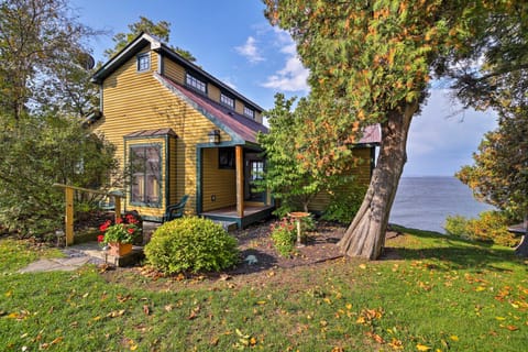 Lake Champlain Cottage w/ Private Deck & Fire Pit! Cottage in Isle La Motte