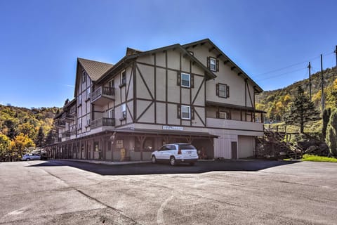 Walk to Beech Mtn Ski Resort! Condo w/ Balcony Apartment in Beech Mountain