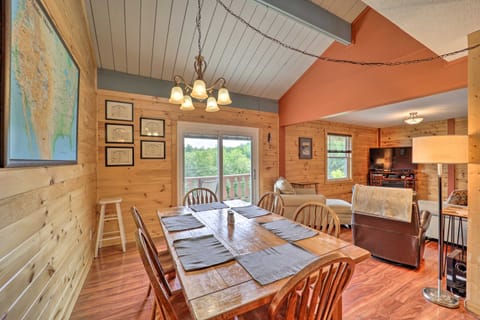 Walk to Beech Mtn Ski Resort! Condo w/ Balcony Apartment in Beech Mountain