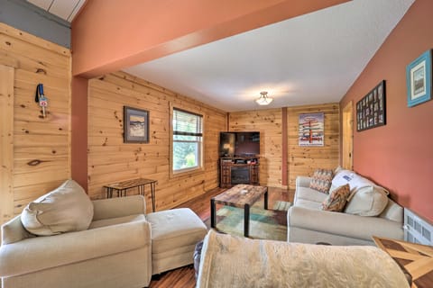 Walk to Beech Mtn Ski Resort! Condo w/ Balcony Apartment in Beech Mountain