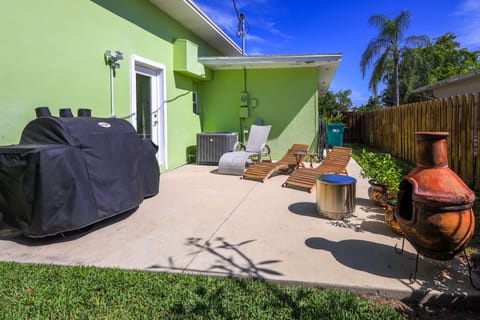 Tropical Naples Home Rental w/ Yard Near Beaches! House in Naples Park