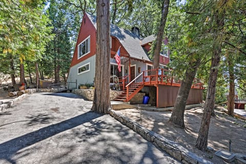 Expansive Retreat w/ Deck, Game Room & Lake Views! House in Lake Arrowhead