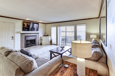 Hot Springs Condo on Lake Hamilton w/ Balcony! Apartment in Lake Hamilton